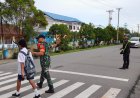 Babinsa Koramil Sarmi Bantu Sebrangkan Pelajar di SMPN 1 Sarmi
